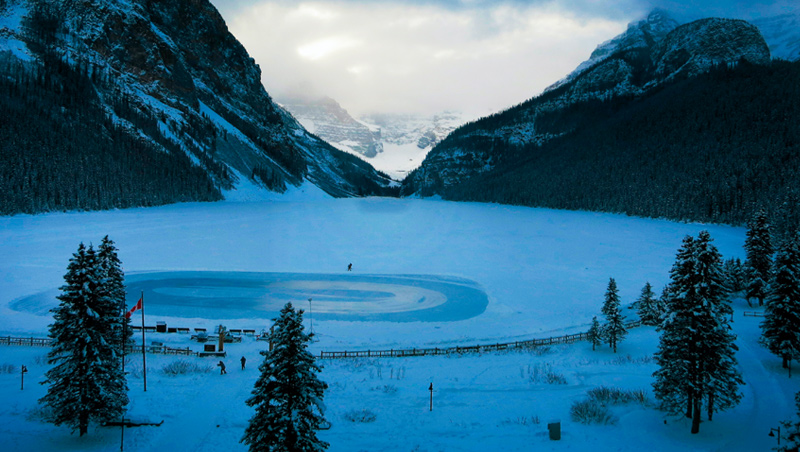 凍結的湖面在白雪遮蔽下，已與陸地融為一體，橢圓形的溜冰場成為旅客最佳遊樂園。